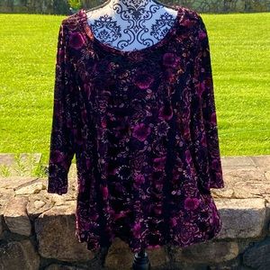 Dressbarn Size 1X Velour Various Shades of Pink Floral Shirt with Lace Accents